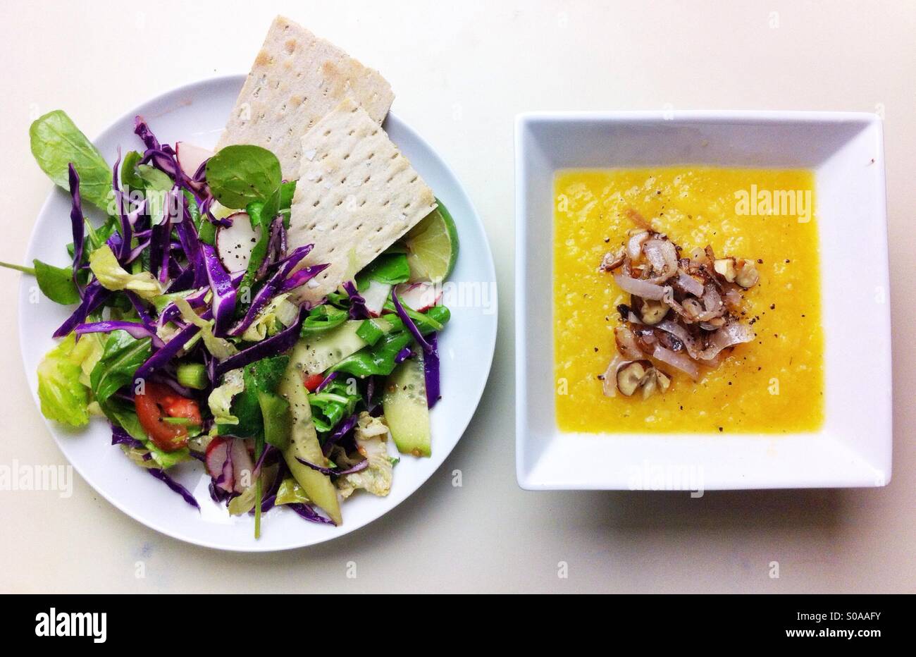 Veganes Mittagessen der Butternut-Kürbis-Suppe mit gebratenen Pfifferlingen und Salat Stockfoto