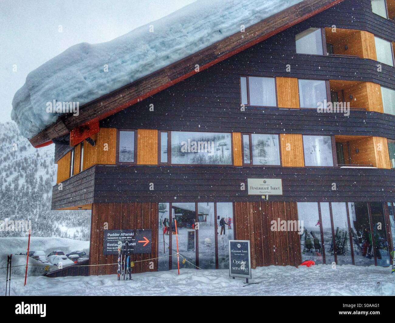 Drei Meter Schnee auf dem Dach des Hotels in Norwegen. Stockfoto