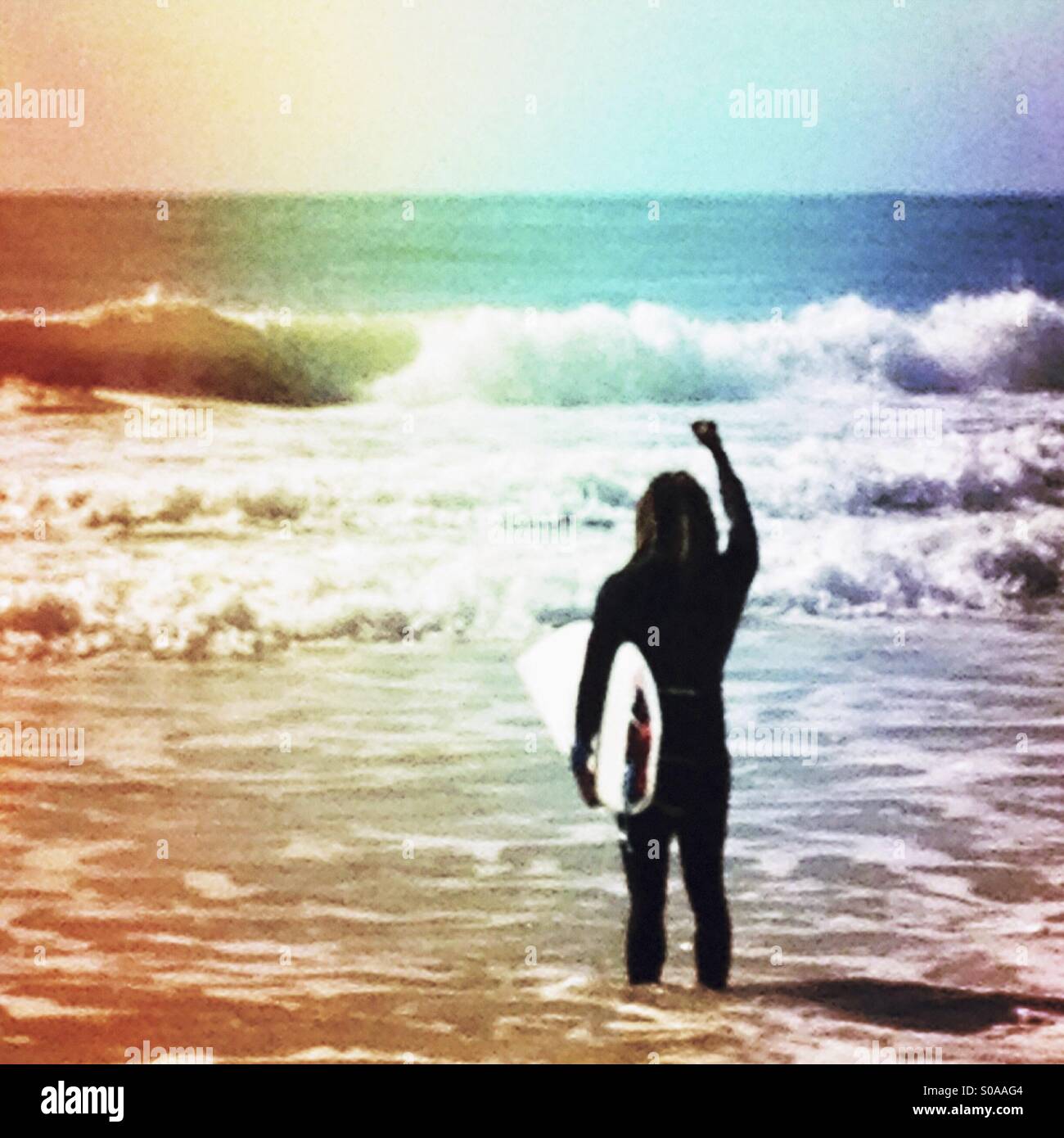 Aufgeregt Surfer mit Blick auf die Wellen. Stockfoto