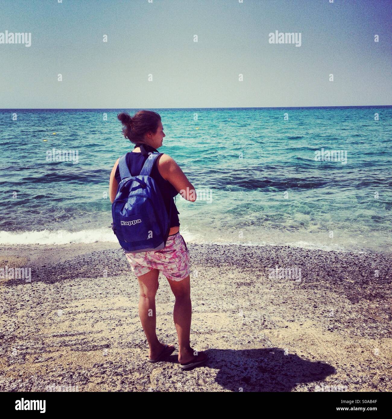 Junge Frau mit Blick auf das Meer Stockfoto