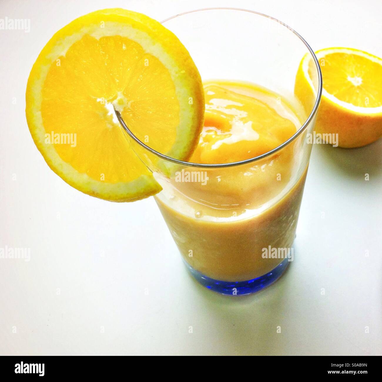 Orange Smoothie in einem Glas Stockfoto