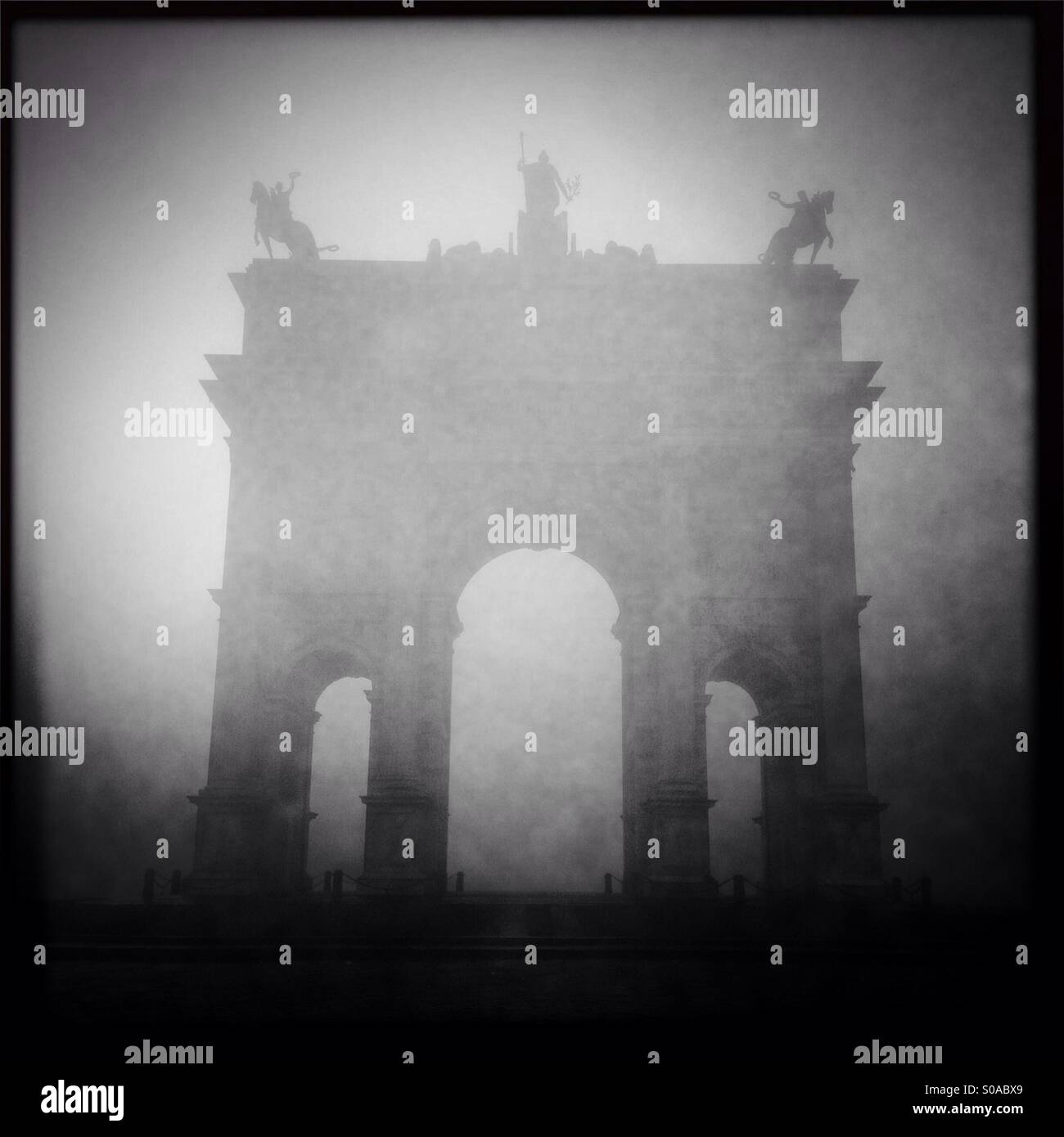 Nebel Mailand Italien Arco della pace Denkmal Frieden Bogen uraltes Symbol Spuk Silhouette Architektur Kunst Urbanscape Nebel nebligen Tag Dunst tief - Smartphone-aufgenommenes Stockfoto