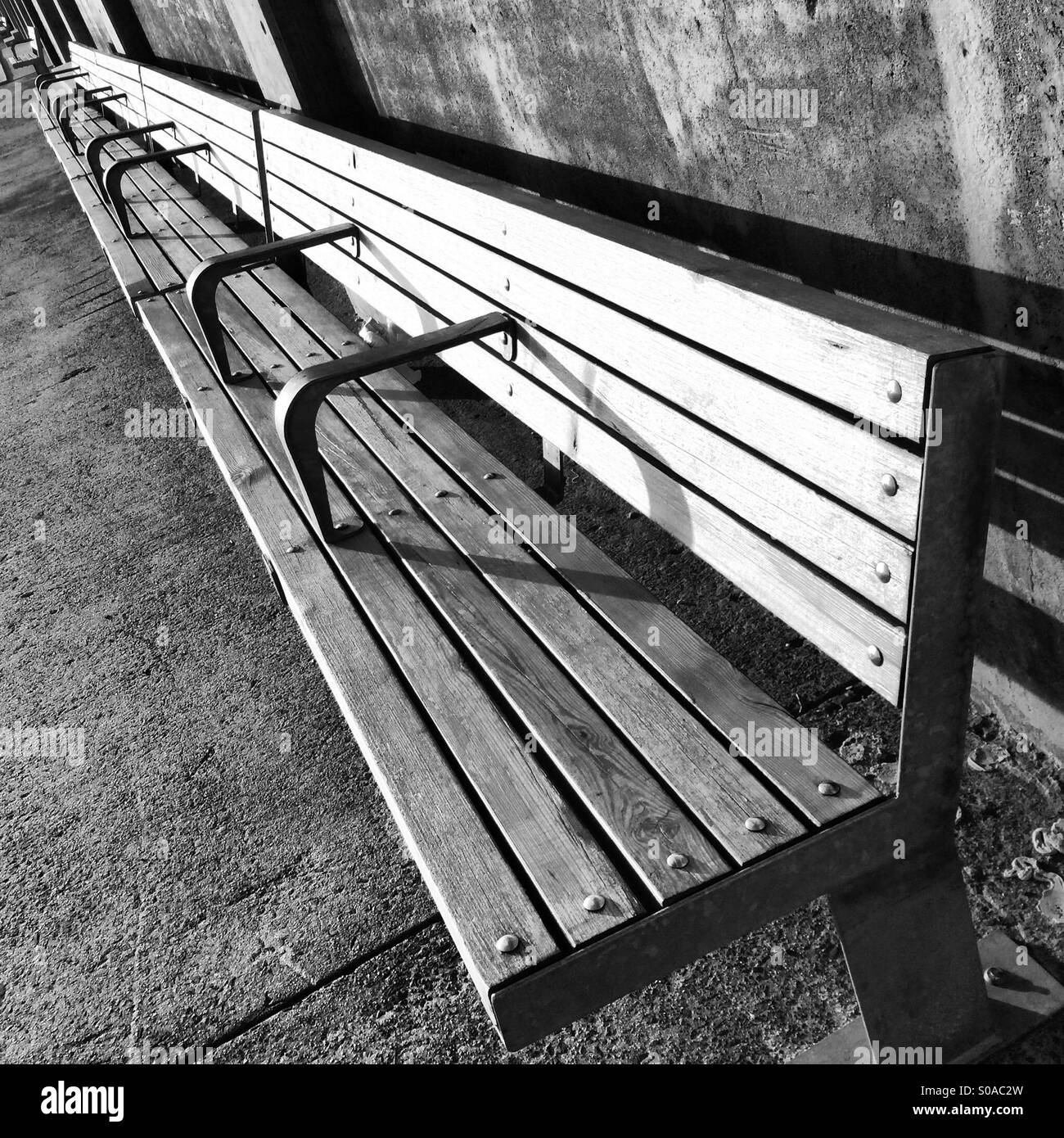 Brooklyn Park Bench in schwarz & weiß Stockfoto