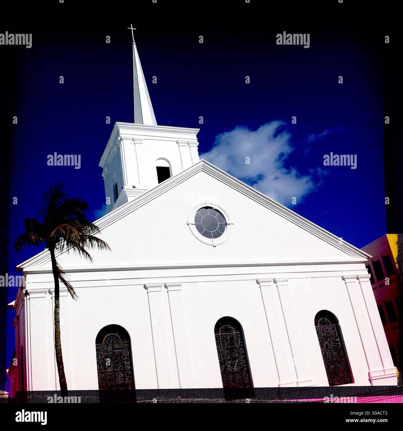 Die markanten weißen Wände des Wesley Methodist Church gegen einen fetten blauen Himmel in Hamilton, Bermuda. Stockfoto