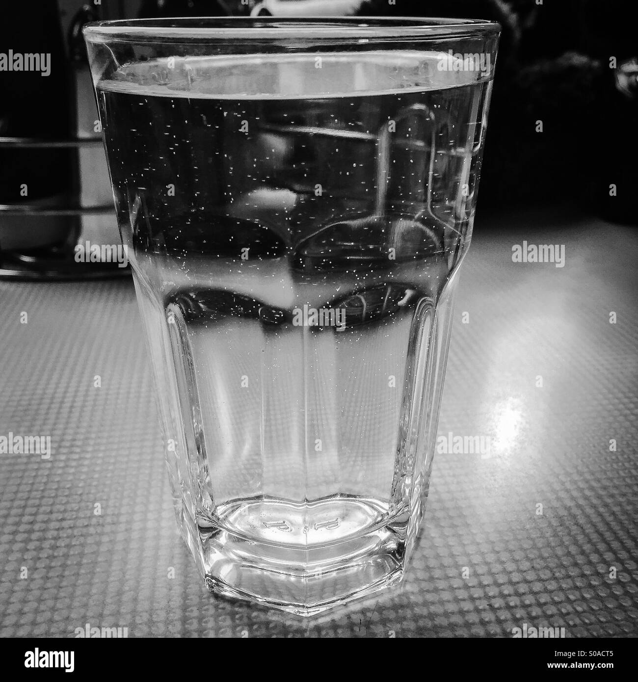 Wasser in ein Glas in einem Diner. Stockfoto