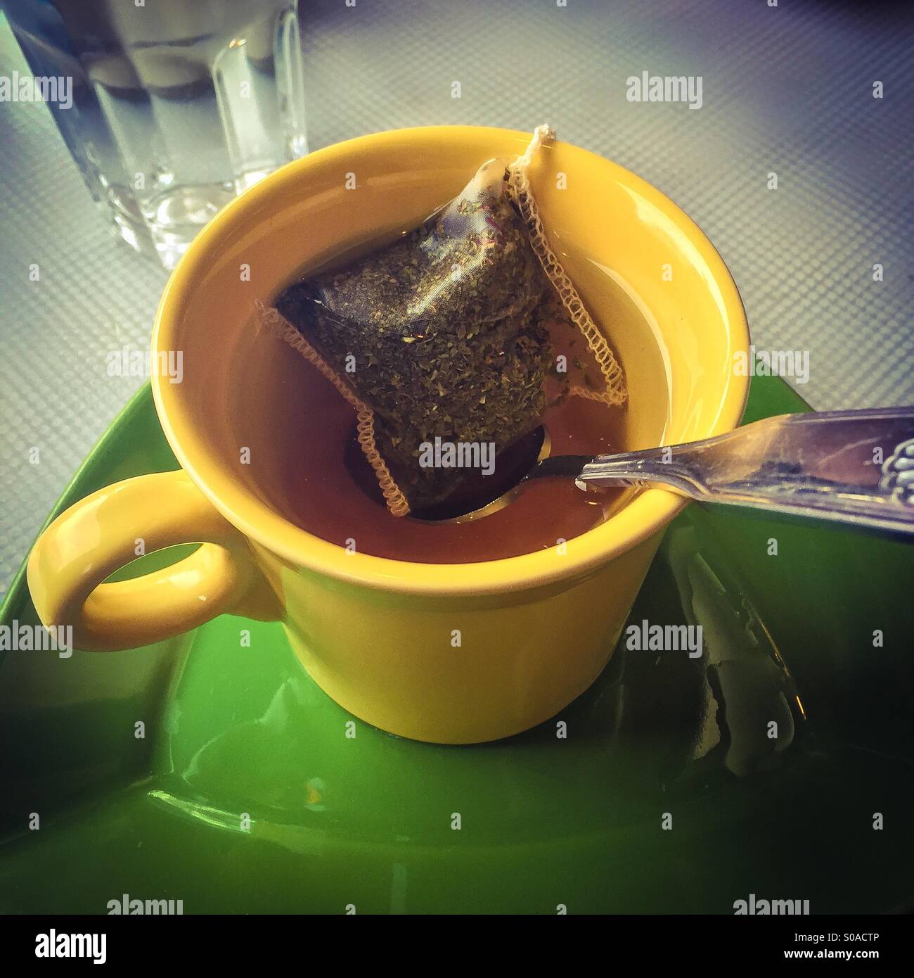 Bio-Tee in einer gelben Schale - Smartphone-aufgenommenes Stockfoto