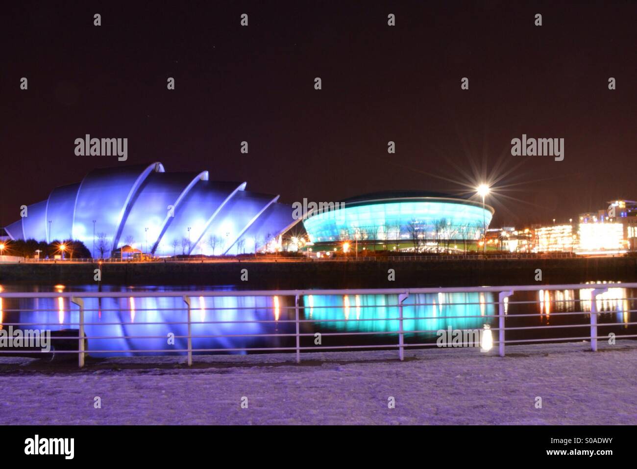 Landschaftsfoto SECC und die SSE Hydro Arena in Glasgow an einem verschneiten Tag von der gegenüberliegenden Seite des Flusses Clyde Stockfoto