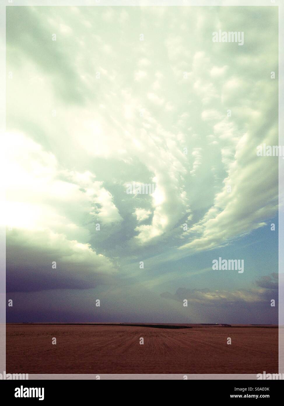 Gewitterwolken über ein Feld im östlichen Colorado. Stockfoto