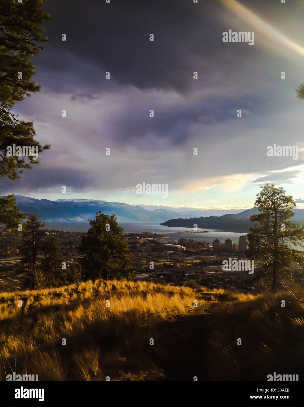 Wolken hinzufügen noch mehr Drama um diese spektakulären Blick von Kelowna, British Columbia. Stockfoto