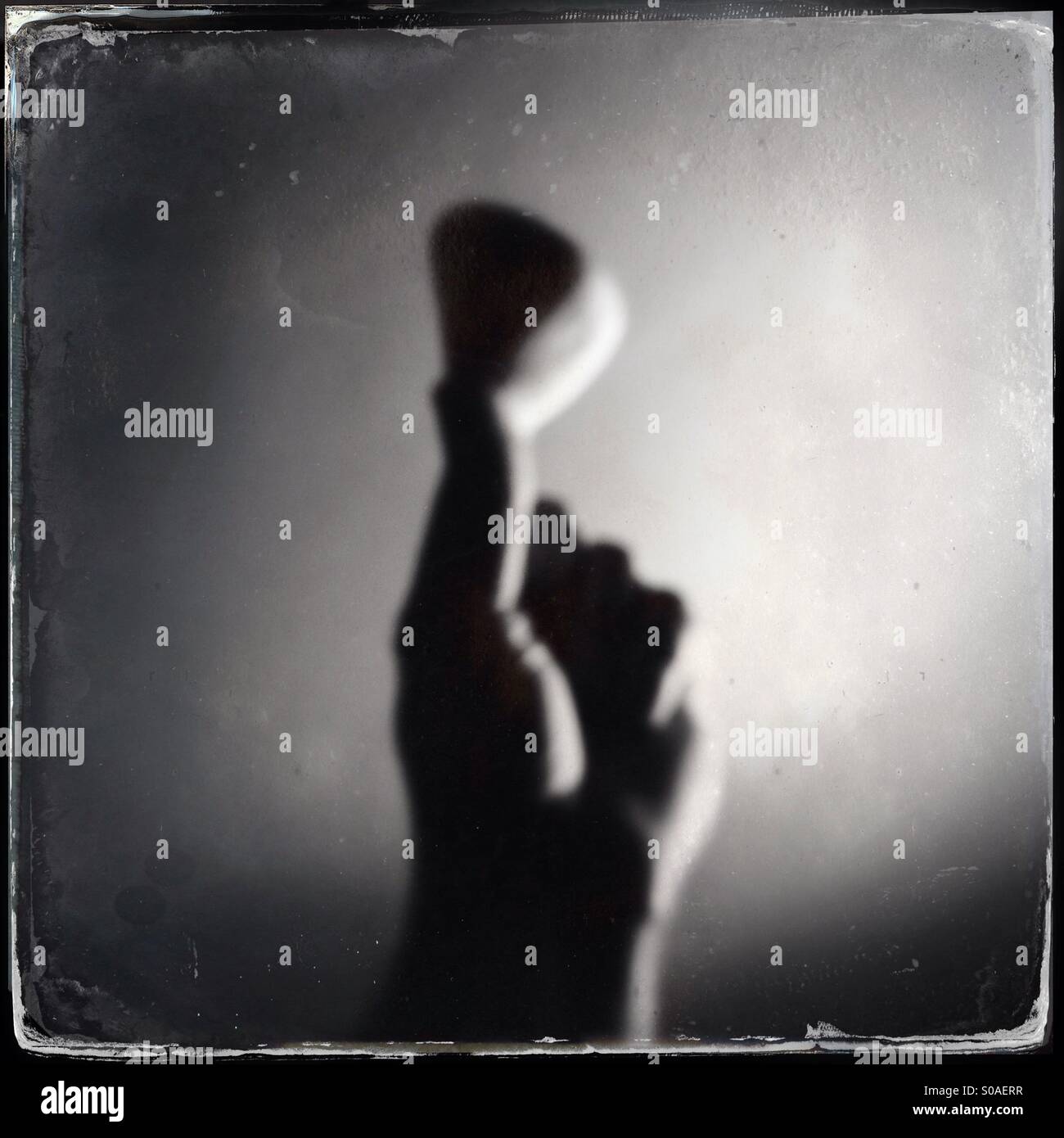 Heraus, ob der Fokus Bild von eine Hand hält ein Herz geformt Kiesel - Smartphone-aufgenommenes Stockfoto