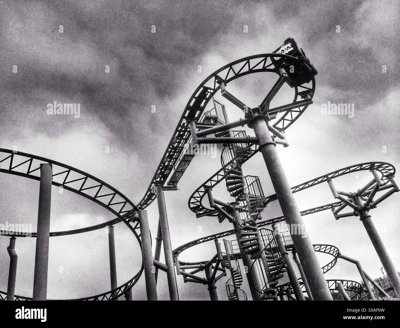 Schwarz / weiß Foto von Cobra-Rollercoaster-Messegelände fahren Paultons Park in Dorset, England, UK. Stockfoto