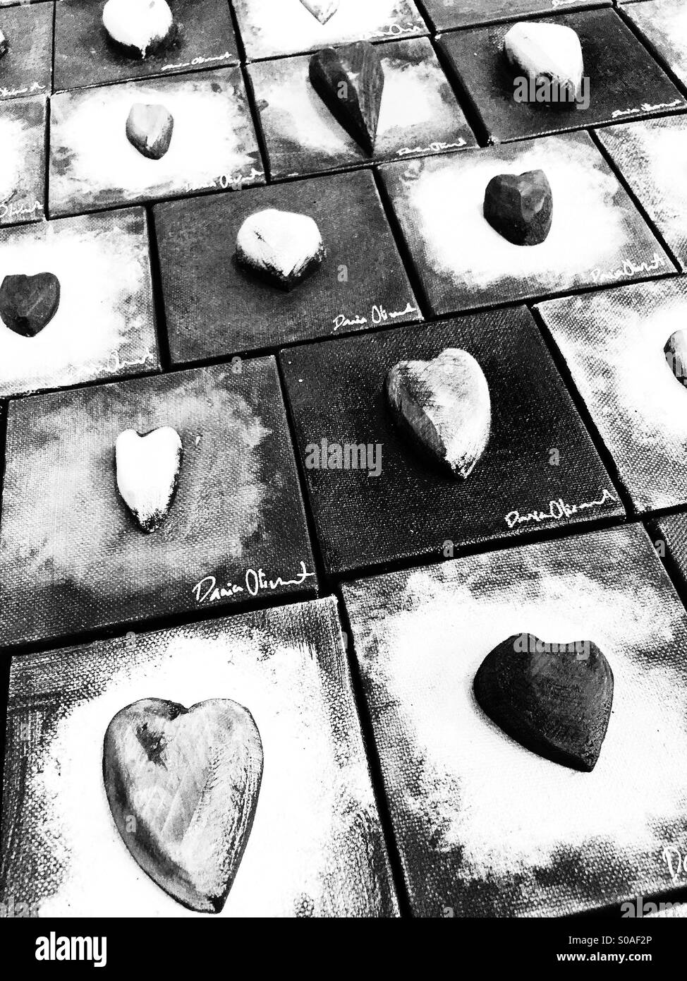 Schwarz-weiß-Foto von Hand gemacht Herzen zum Valentinstag Stockfoto