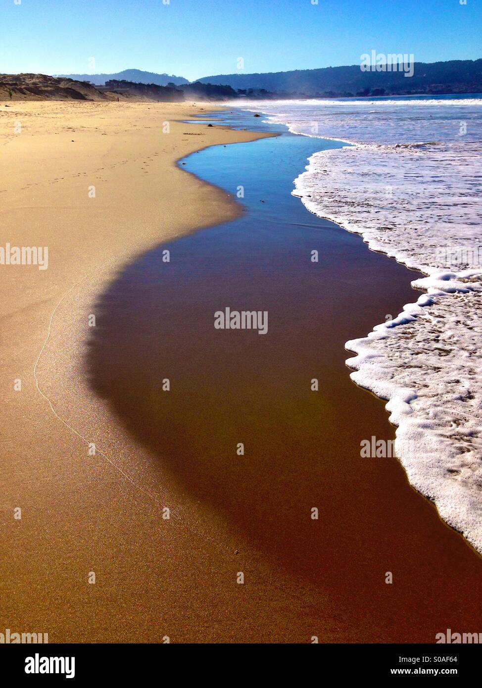 Sanfte Brandung am Sandstrand in Kalifornien - Smartphone-aufgenommenes Stockfoto