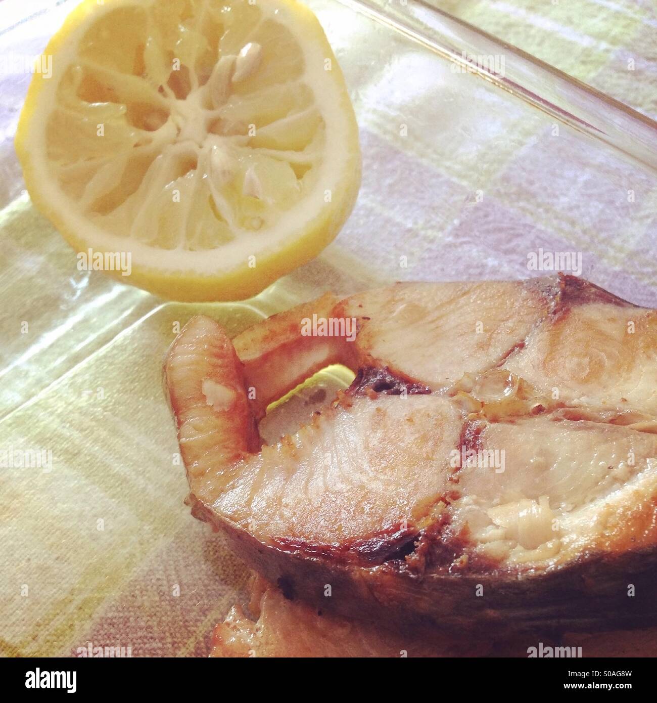 Thunfisch-Steak mit Zitrone und Olivenöl Stockfoto