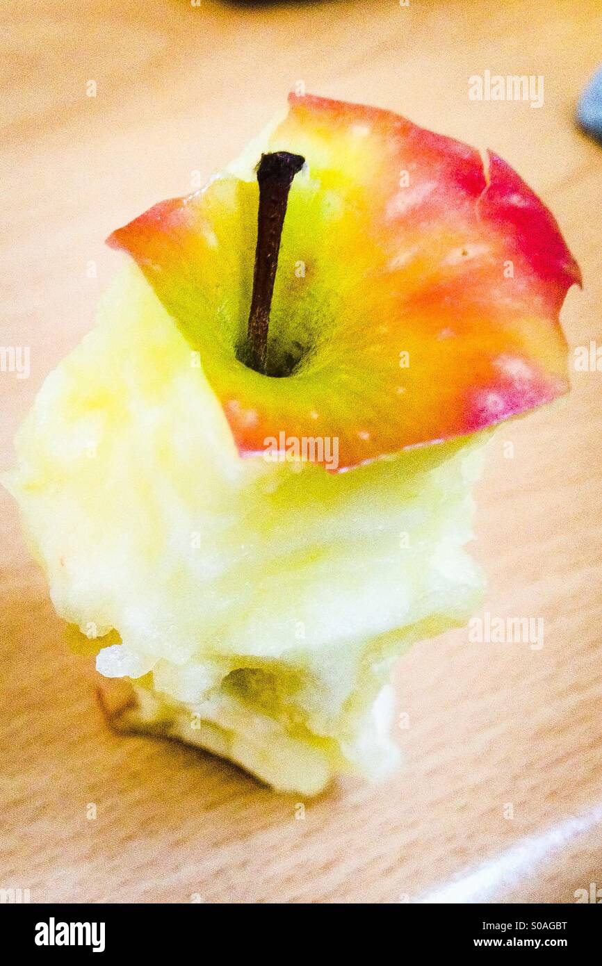 Apfel-Kern ruht auf einem Schreibtisch Stockfoto