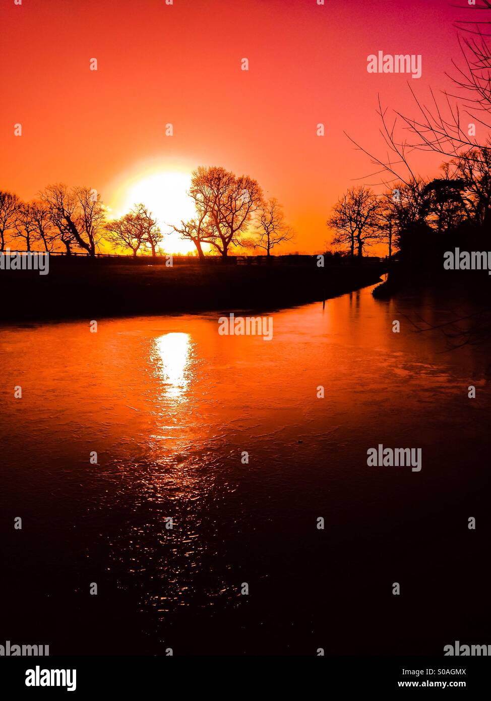 Sonnenuntergang über einem Teich Stockfoto