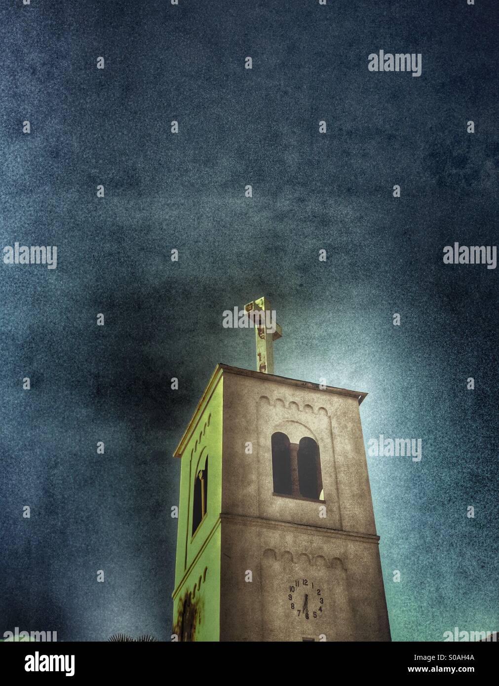 Kirchturm und Kreuz Stockfoto