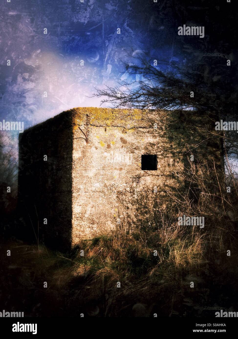 Bunker auf dem Umfang des stillgelegten WW2 Flugplatzes der RAF Wellingore, Lincolnshire, England. - Smartphone-aufgenommenes Stockfoto