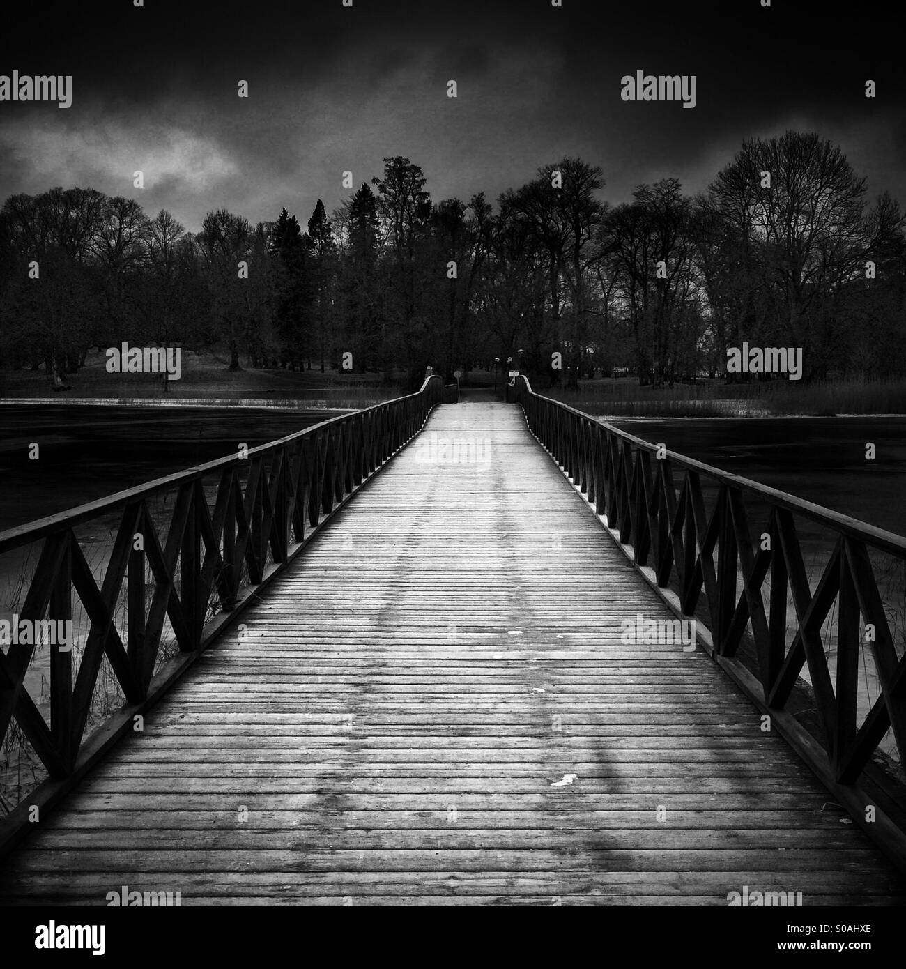 Dunkel und launisch schwarz / weiß Bild der Brücke Stockfoto