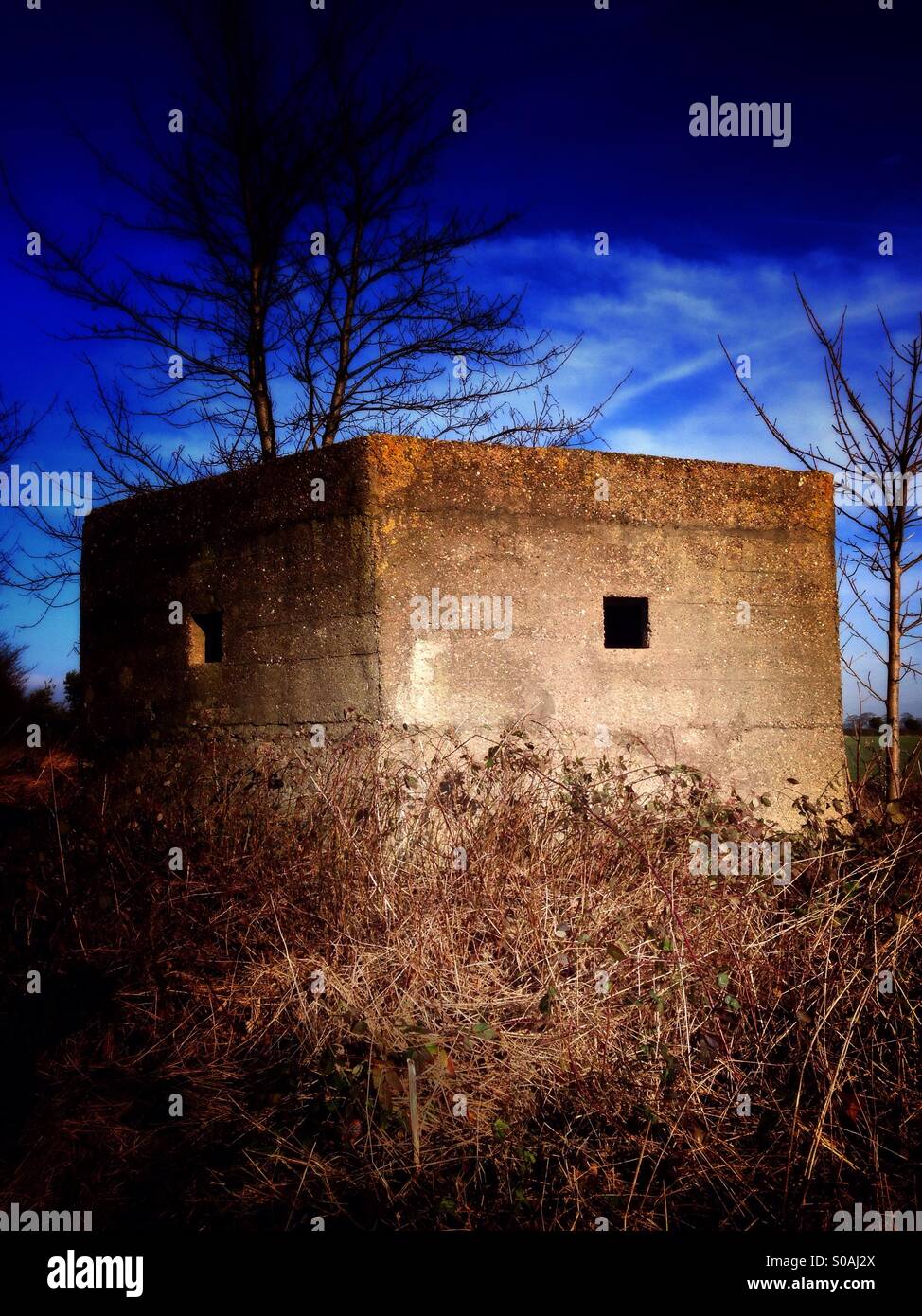 Bunker auf dem Umfang des stillgelegten WW2 Flugplatzes der RAF Wellingore, Lincolnshire, England. - Smartphone-aufgenommenes Stockfoto