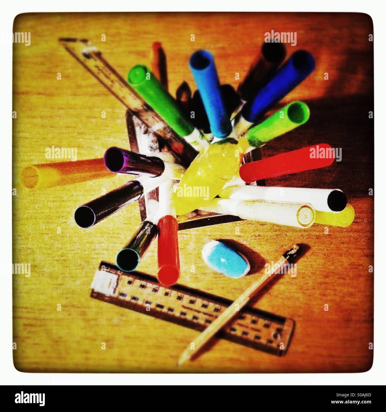 Briefpapier und Farbgebung in Stifte in einem Glas. - Smartphone-aufgenommenes Stockfoto