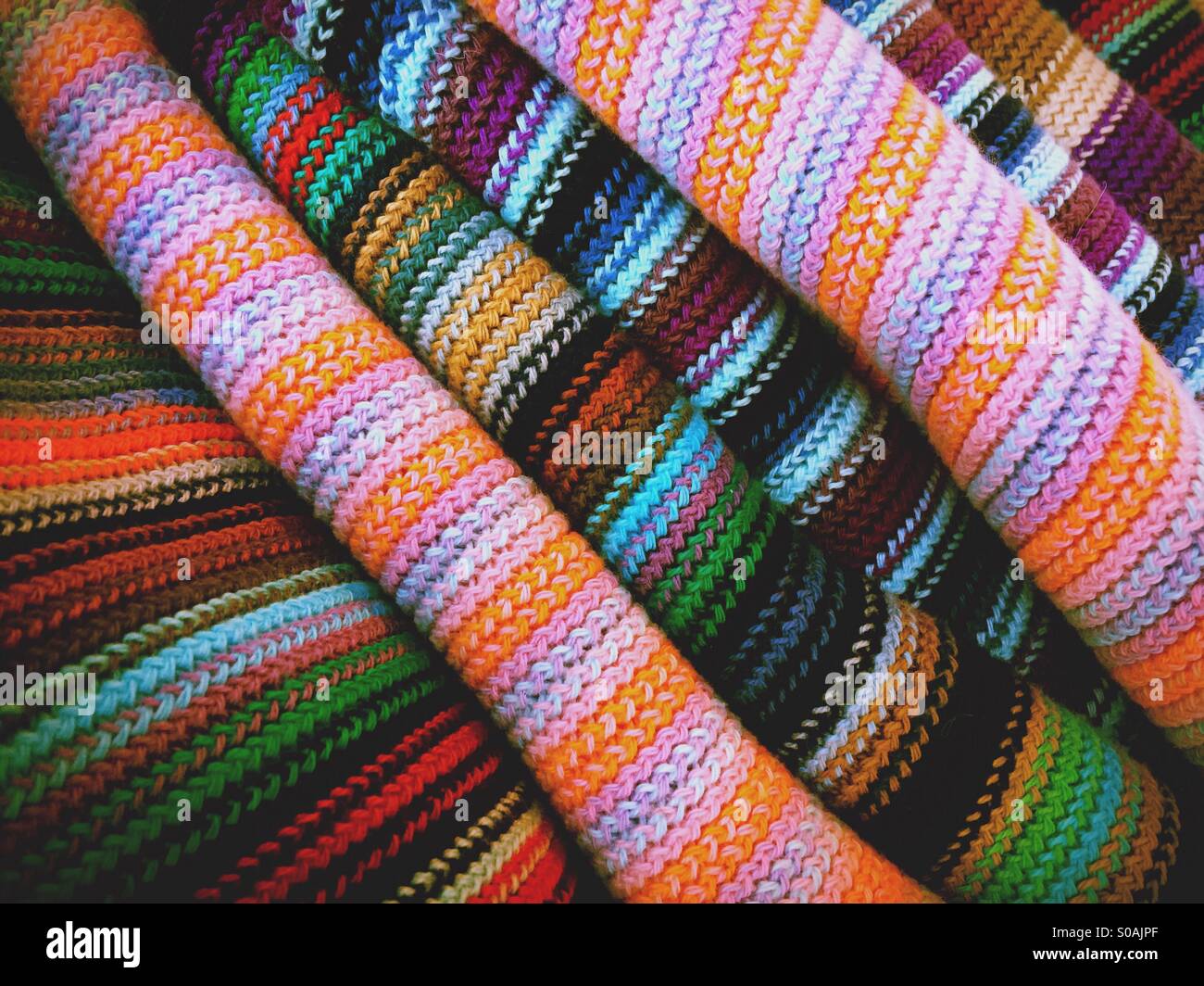 Farbenfrohe gestrickte Stoffe im Nahbereich - Smartphone-aufgenommenes Stockfoto