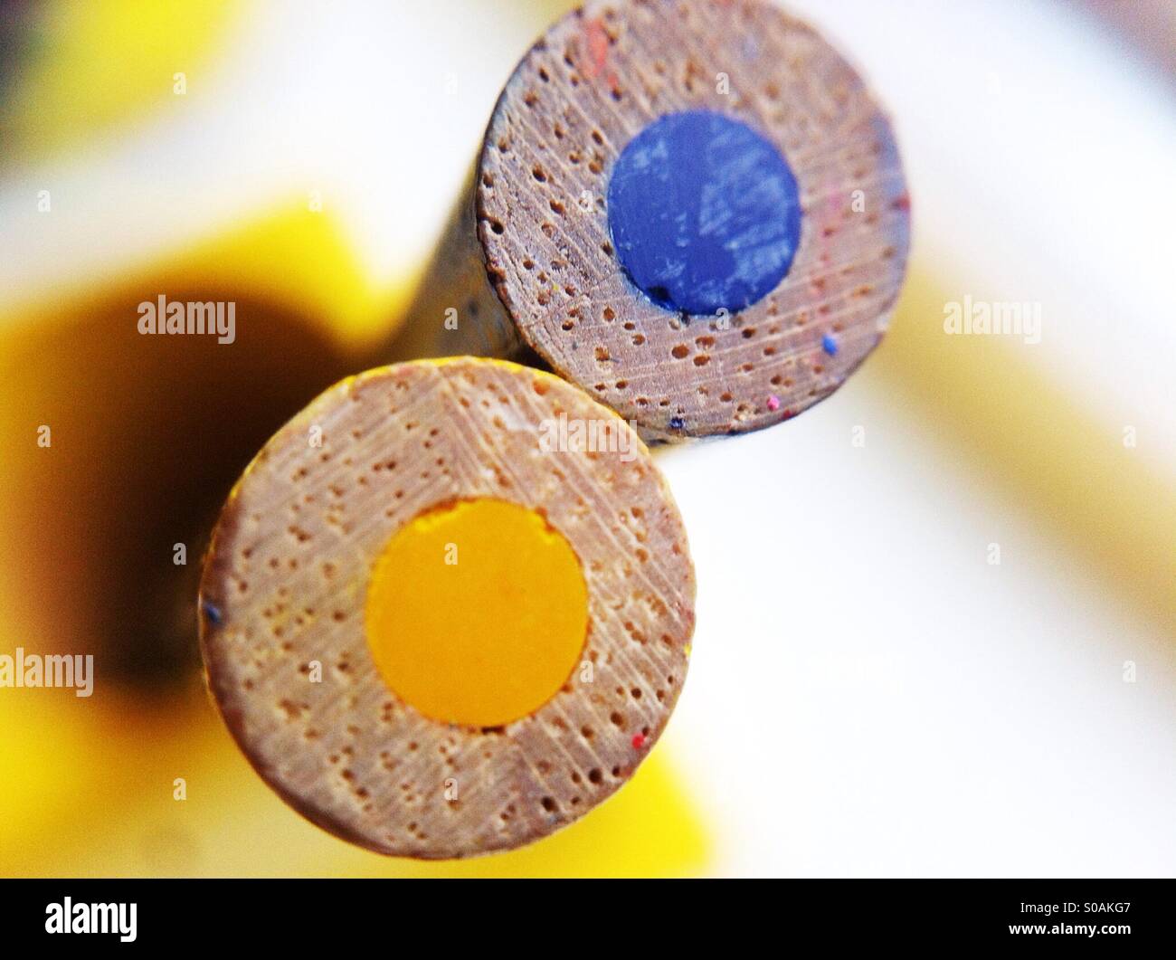 Blau und gelb gratis Buntstifte Makro - Smartphone-aufgenommenes Stockfoto