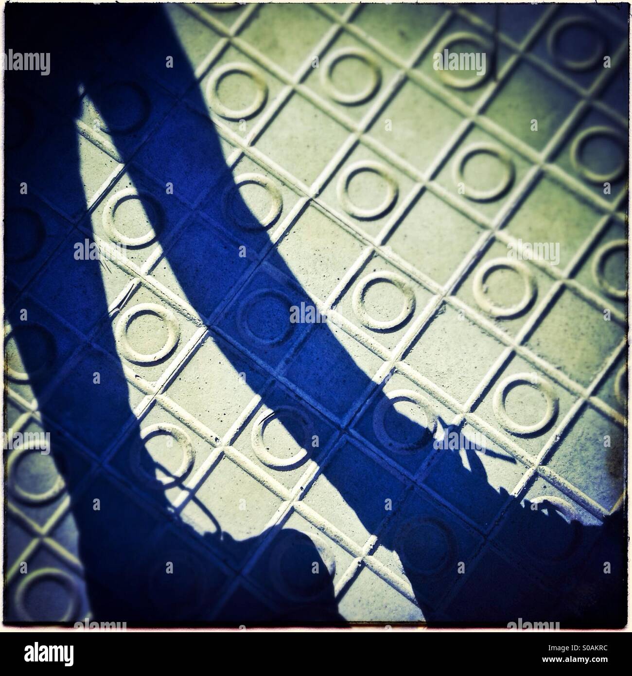 Fußgängerzone Schatten Wandern auf Seite gehen in Barcelona, Katalonien, Spanien - Smartphone-aufgenommenes Stockfoto