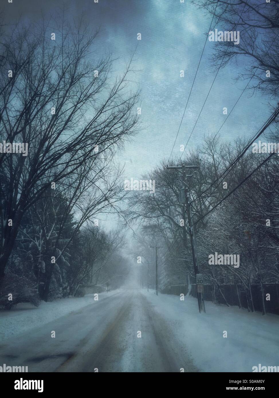 Winter-Straße. - Smartphone-aufgenommenes Stockfoto