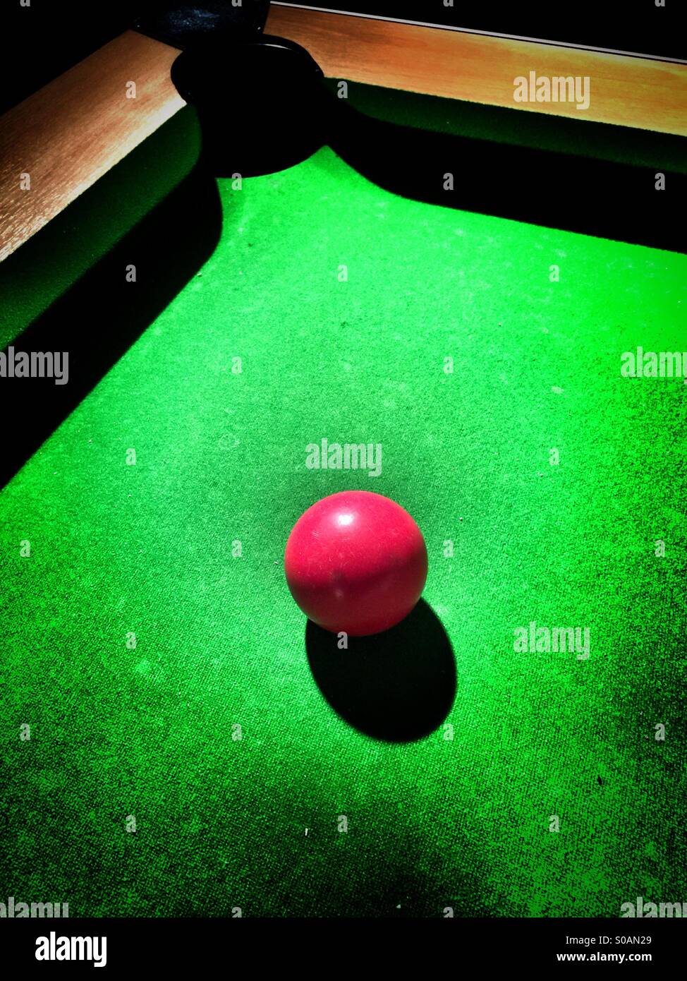 Snooker-rote Ball geht in Richtung des Lochs Stockfoto