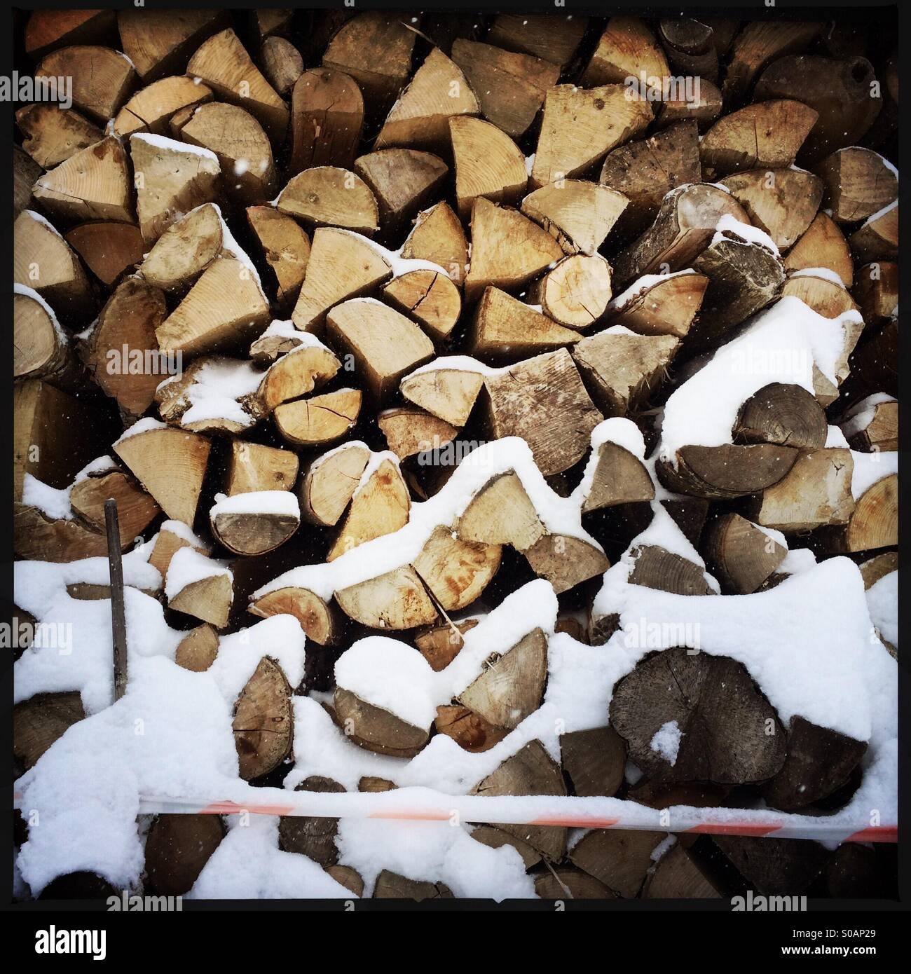 Protokoll-Stapel schneebedeckt im Skigebiet - Smartphone-aufgenommenes Stockfoto