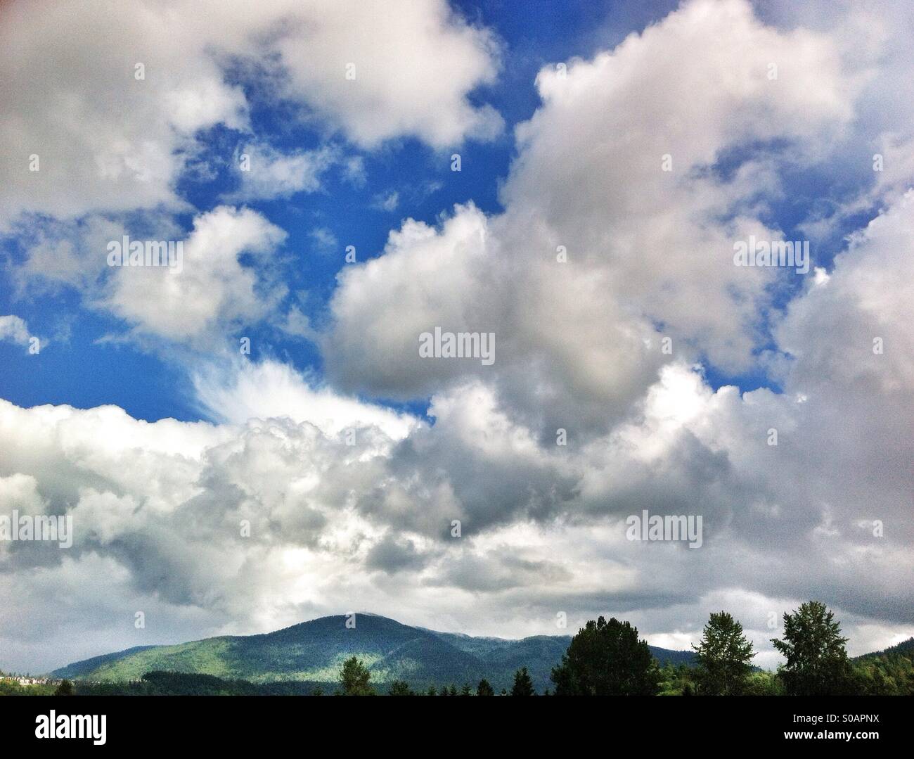 Wolken an einem sonnigen Tagen über die Hügel im westlichen Washington - Smartphone-aufgenommenes Stockfoto