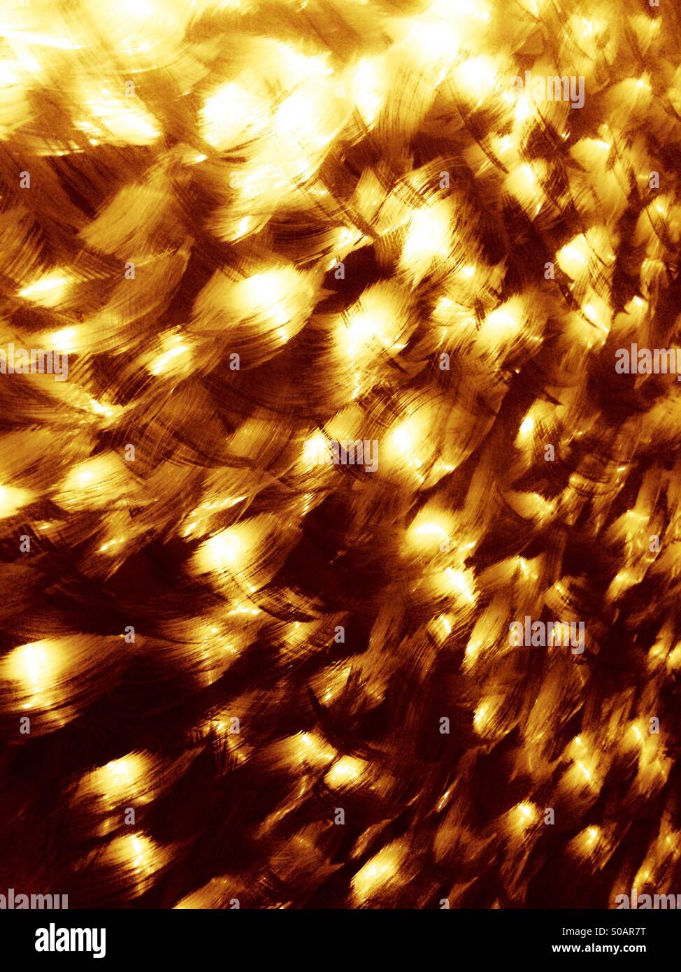 Golden Glow, gebürstetem Metall Wand eines Aufzugs mit einem Farbfilter auf das Foto angewendet Stockfoto
