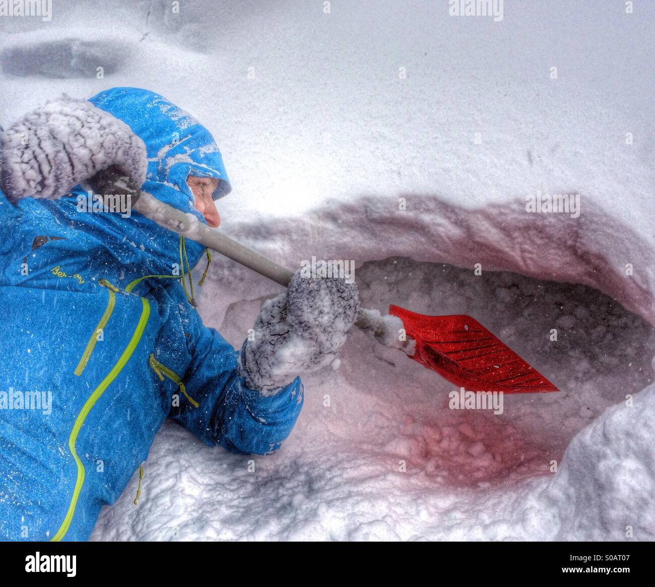 Graben einen Schnee Schutz für einen Schneesturm zu verstecken. Stockfoto