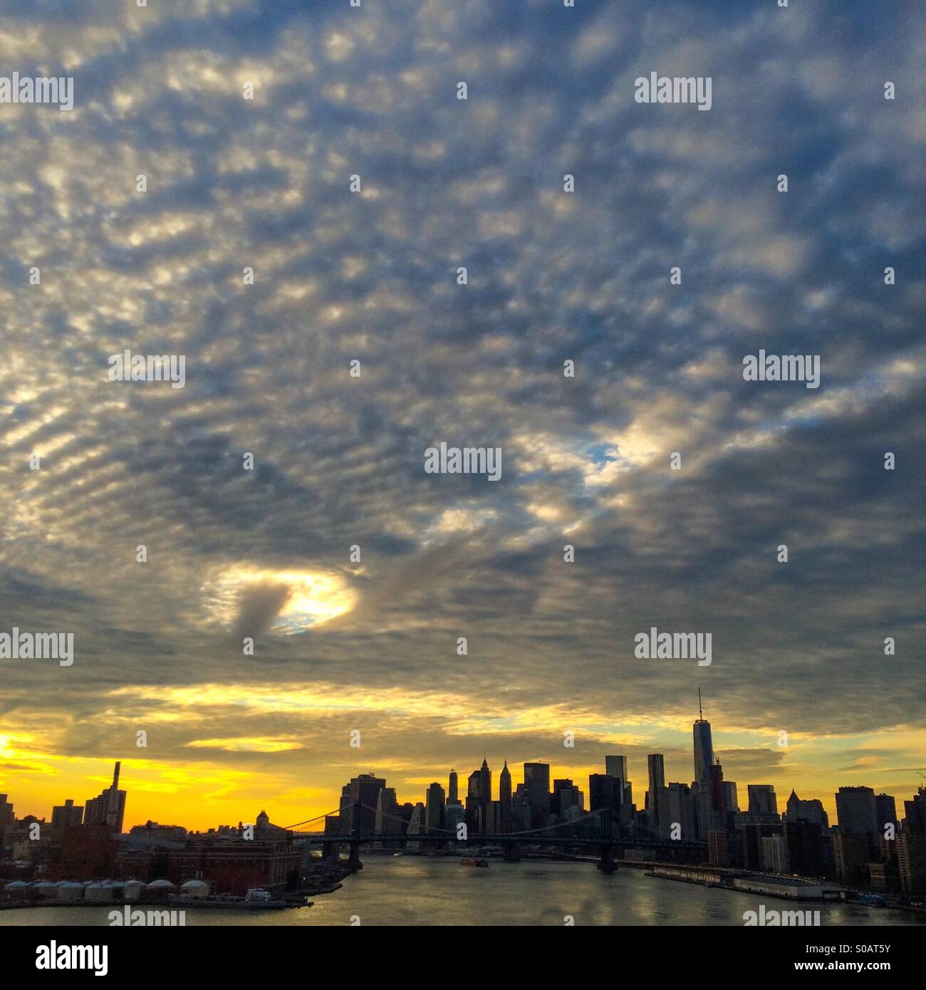 Seltsame Wolkenformationen und Sonnenuntergang über Manhattan aus Williamsburg Brooklyn Stockfoto