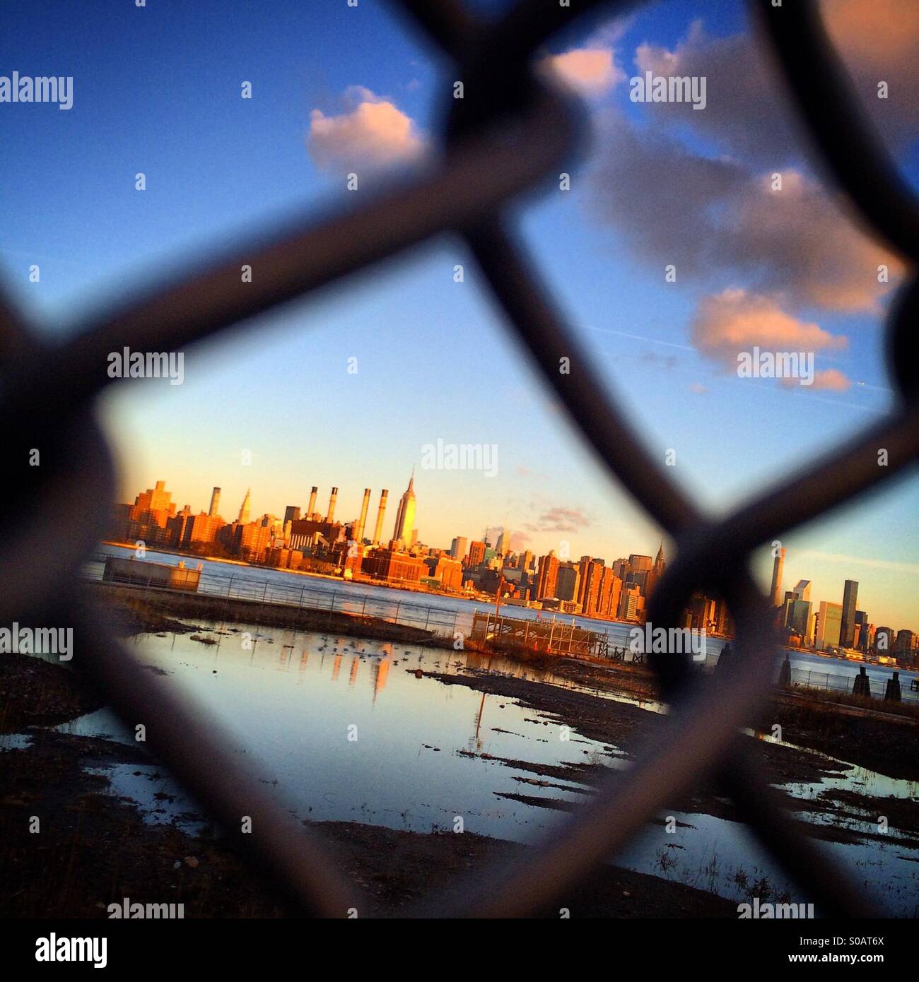 Empire State Building und Blick auf New York City von Williamsburg, Brooklyn Stockfoto