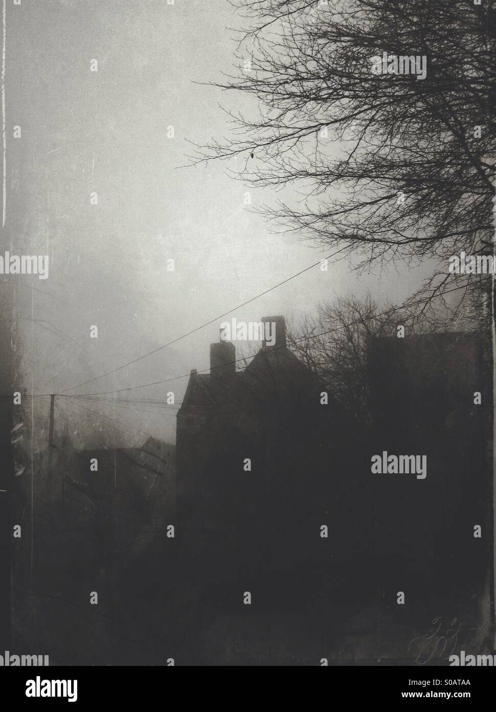 Dunkle, launisch schwarz & weiße Foto des Hauses in Nebel. Stockfoto