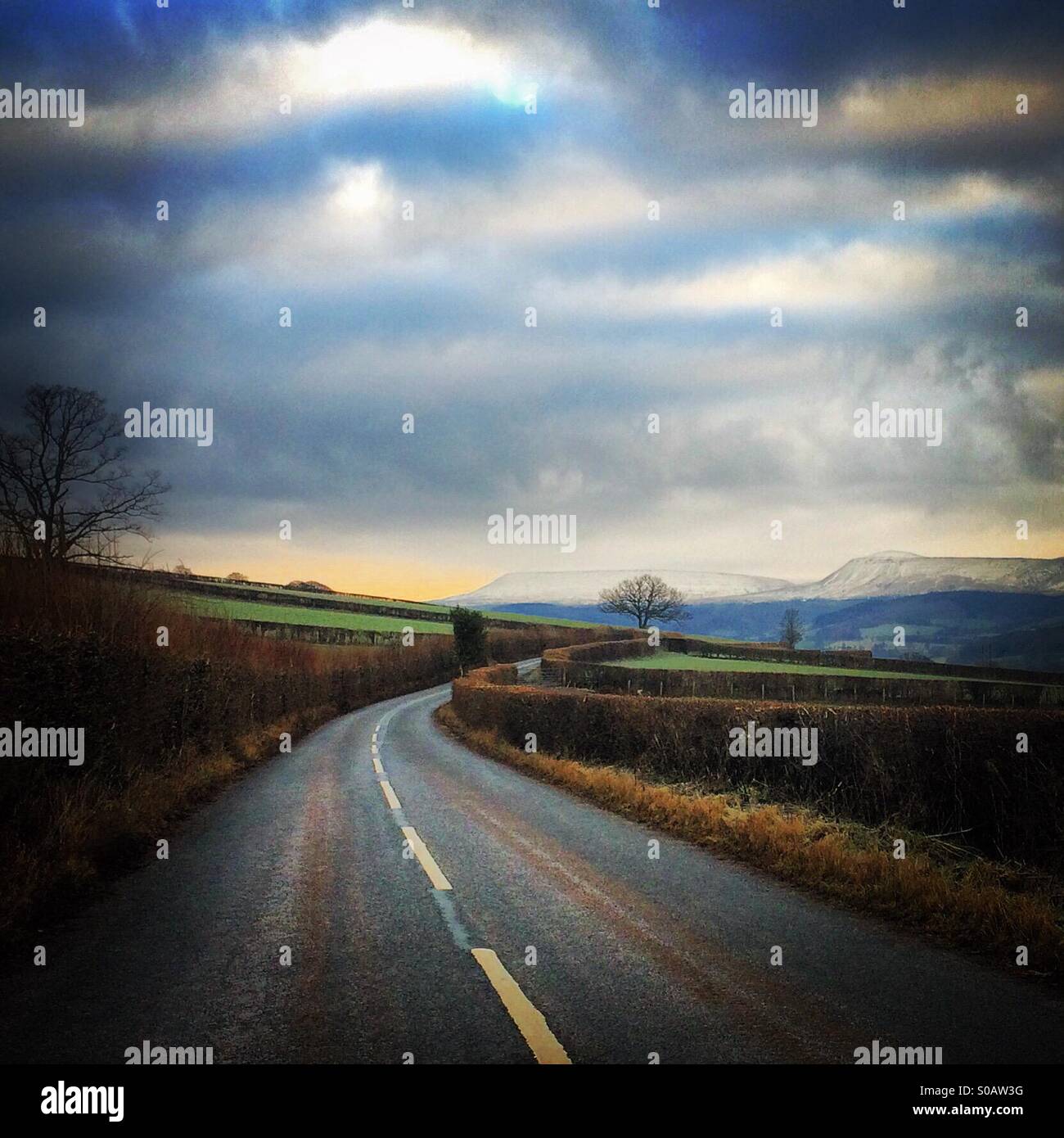 Gekrümmte Straße in Wales Köpfe auf die Berglandschaft Stockfoto