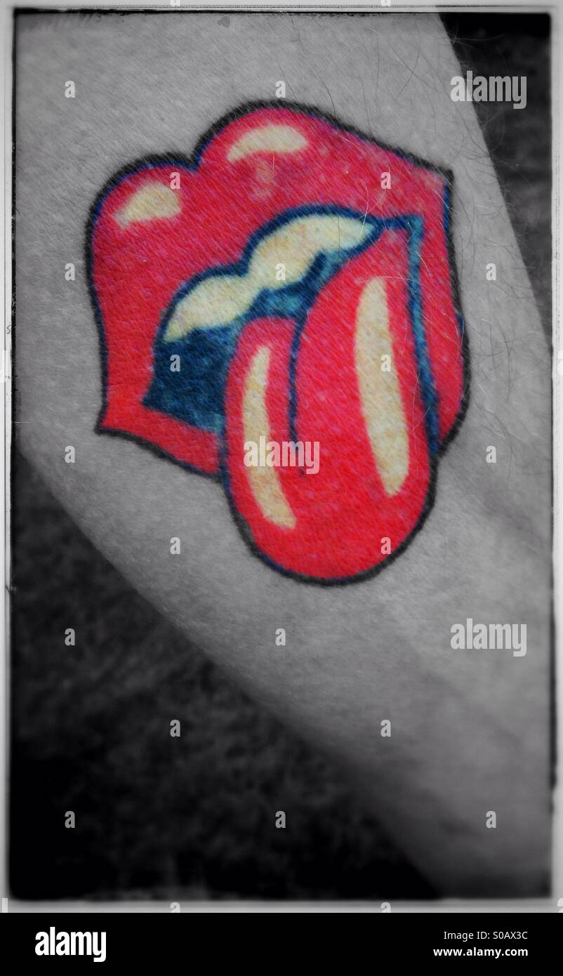 Ein Rolling Stones-Logo-Tattoo auf der Innenseite des Unterarms eines Mannes. Stockfoto