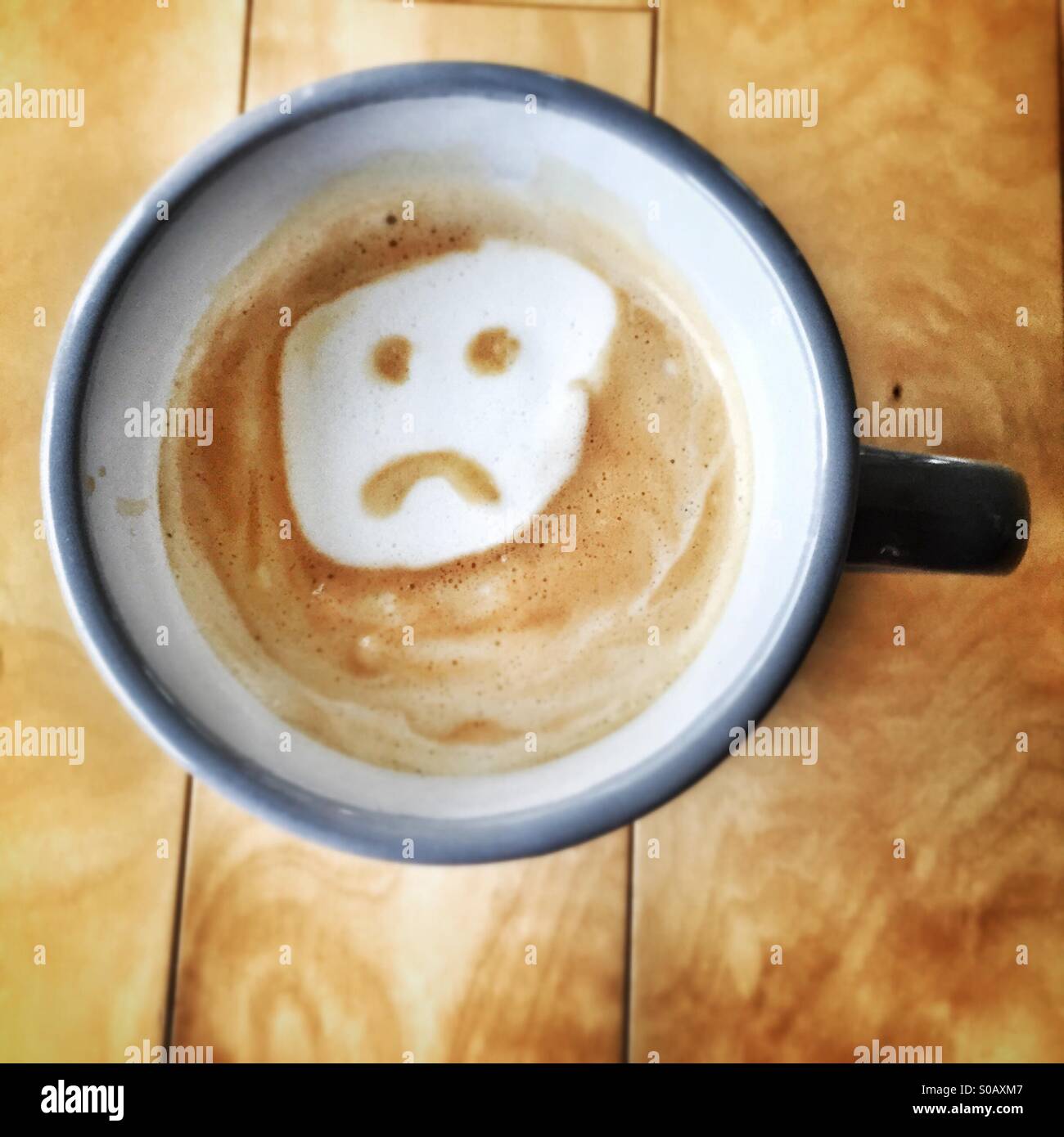 Trauriges Gesicht in Kaffee Stockfoto