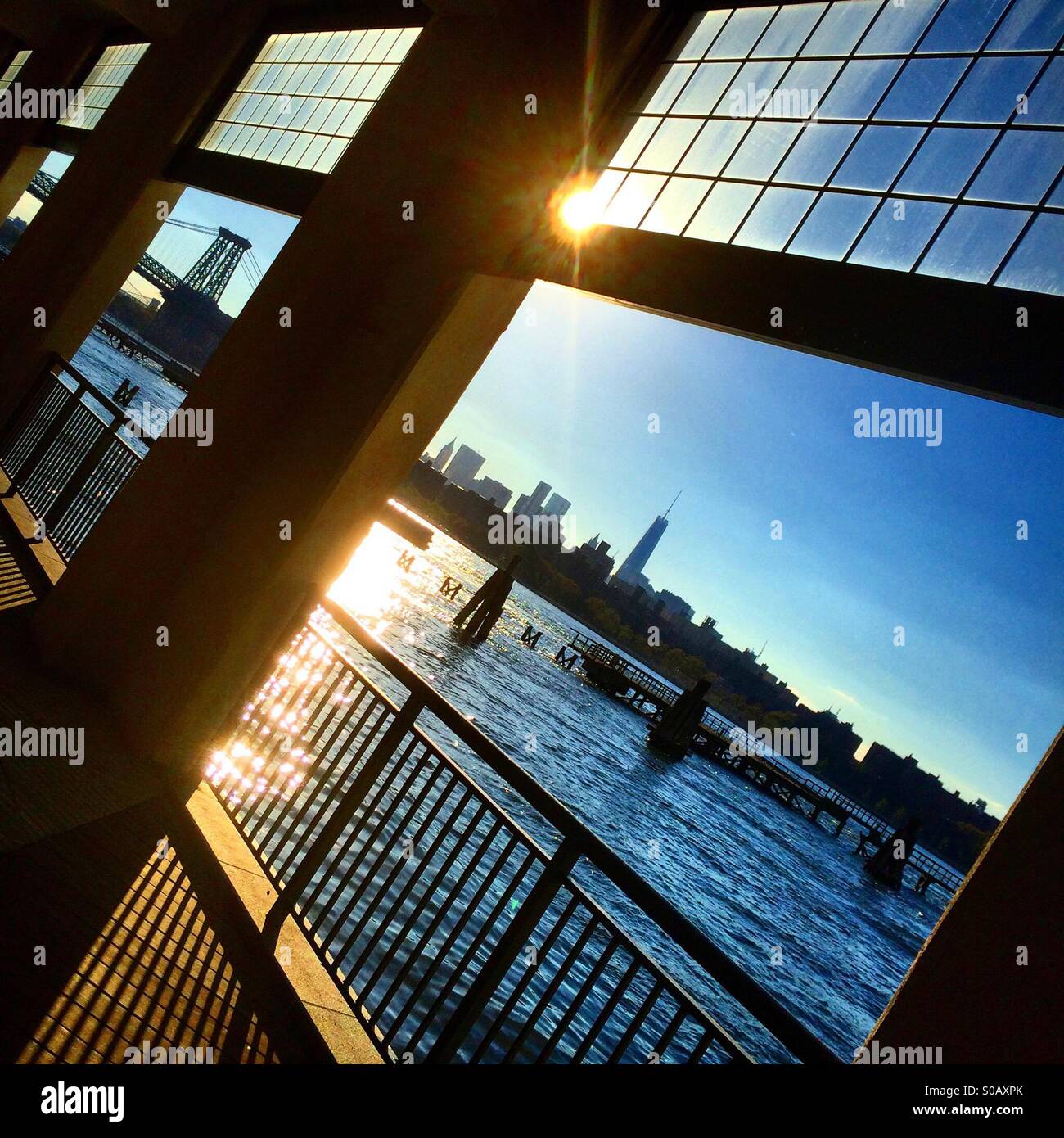 Ein Sonnenuntergang Blick auf Manhattan und der Freedom Tower aus Williamsburg Brooklyn. Stockfoto