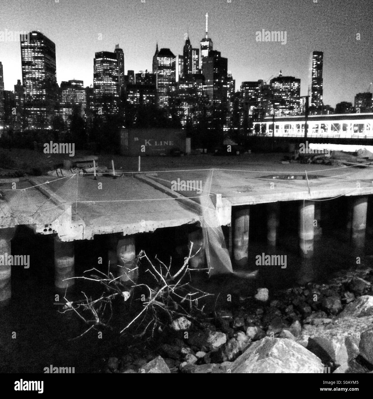 Ein Blick auf die Skyline von Manhattan aus Brooklyn Bridge Park. Stockfoto