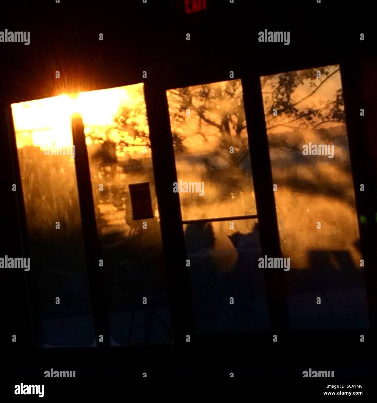 Sonnenuntergang Wärme und Schatten durch ein Fenster in Brooklyn Stockfoto