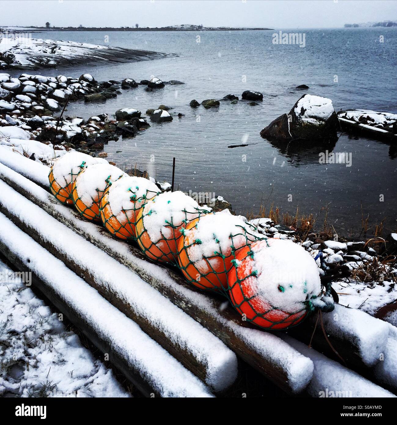Einen entfernten Ostsee-Hafen im Schnee auf der Insel Jurmo im Finnland-Archipel - Smartphone-aufgenommenes Stockfoto