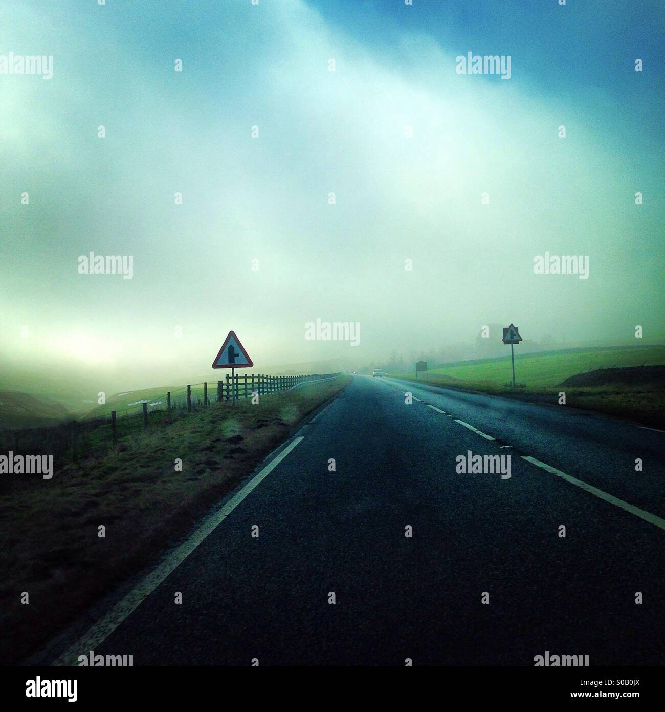 Nebel über eine Straße auf The Moors absteigend. - Smartphone-aufgenommenes Stockfoto