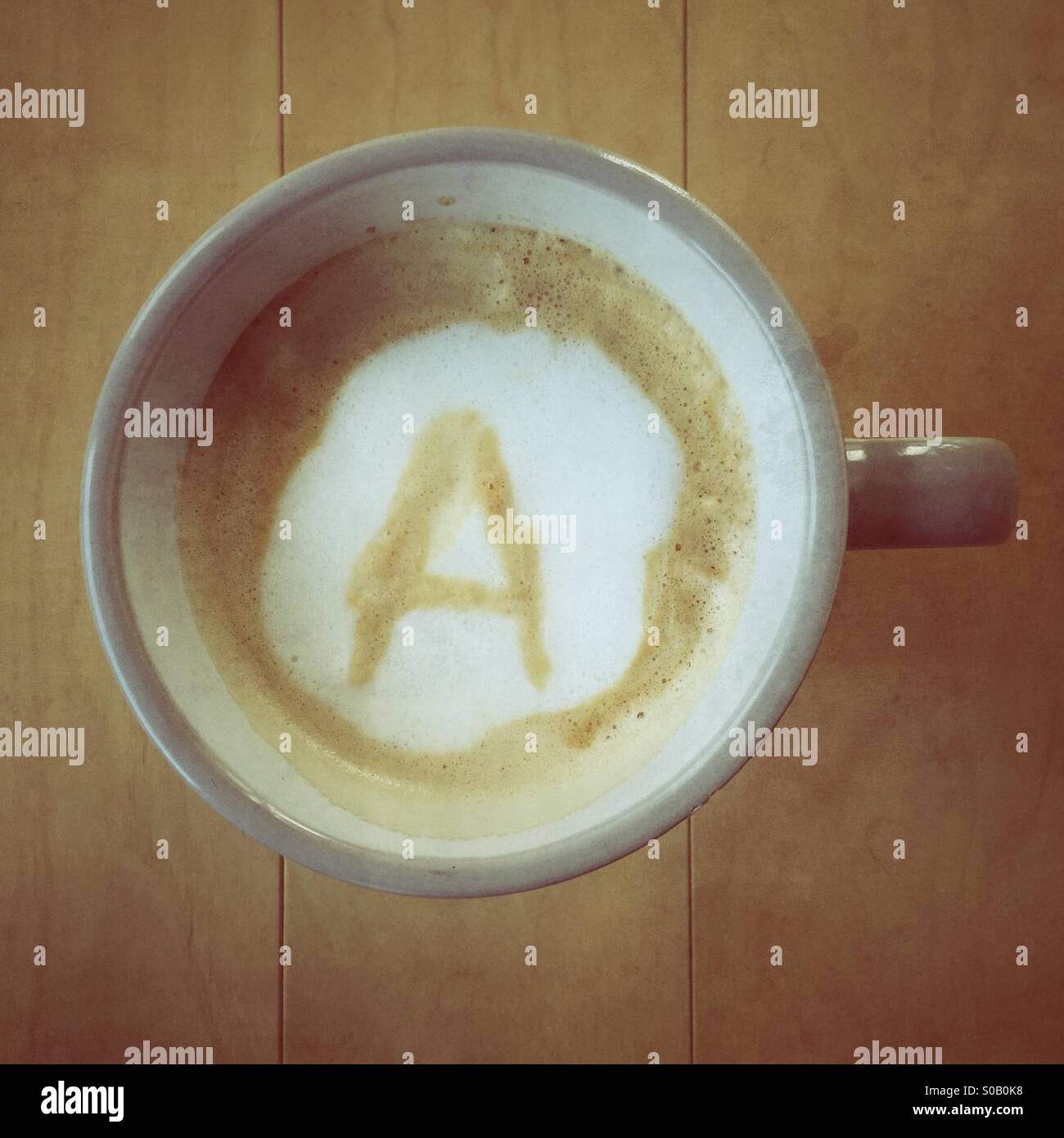 Cappuccino mit dem Buchstaben A Stockfoto