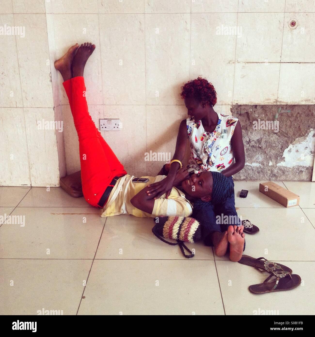 Frauen entspannen in Kigali, Ruanda Stockfoto