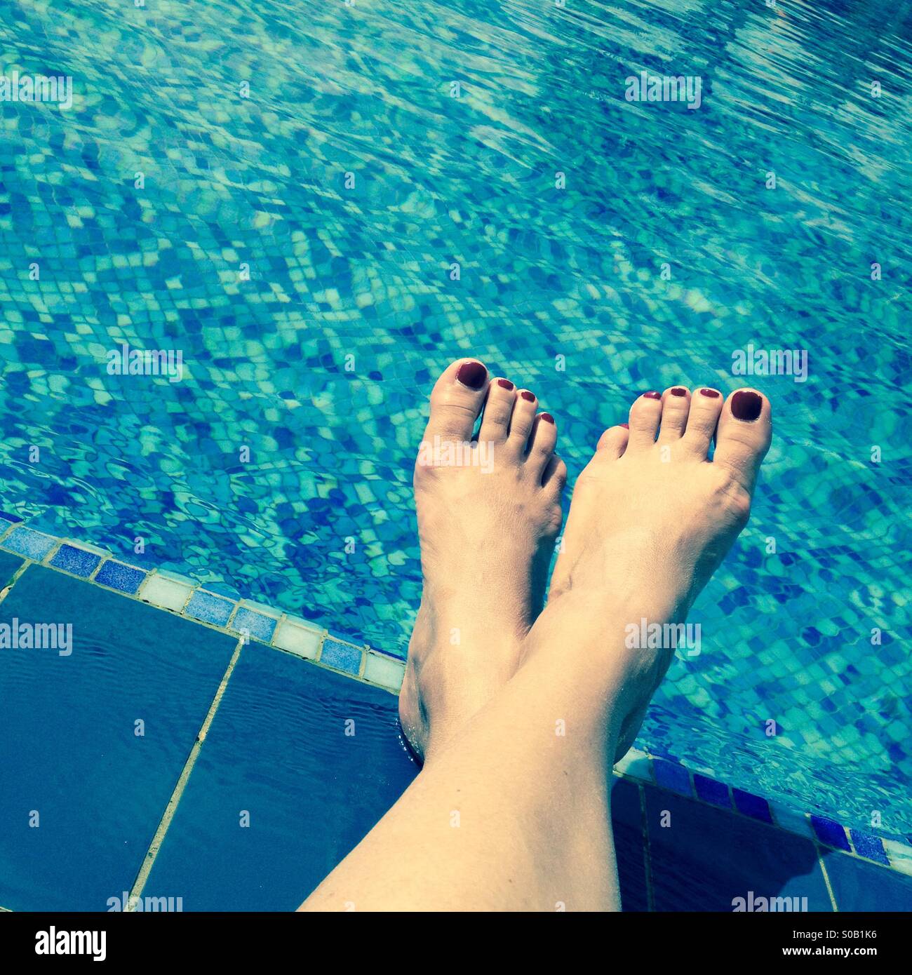Füße am pool Stockfoto