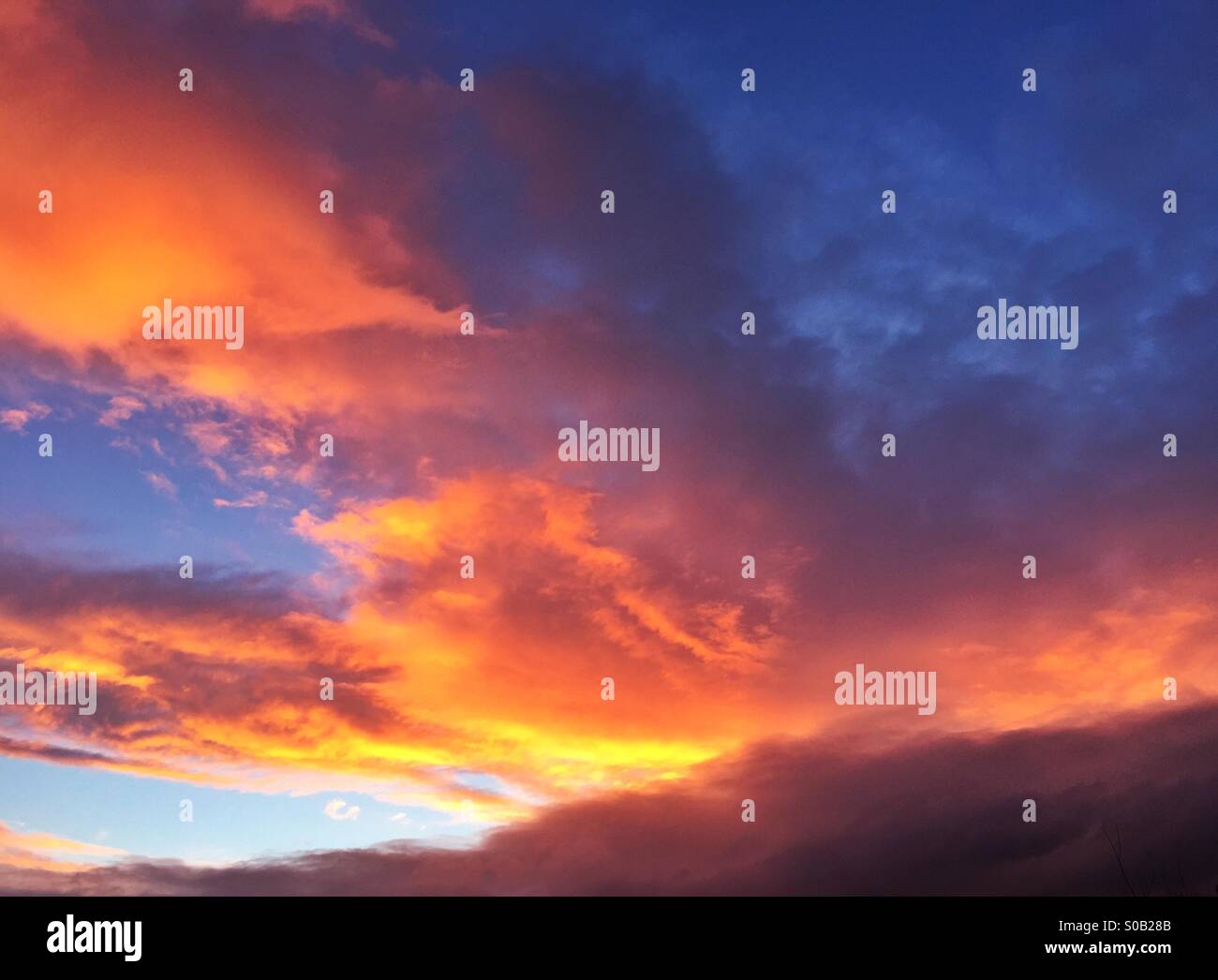 Dramatischer Himmel bei Sonnenaufgang Manchester UK Stockfoto