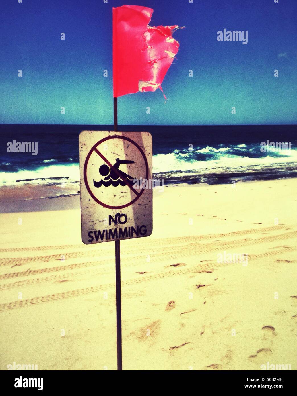 "Kein Schwimmen" Warnschild mit orange Flagge an einem Strand in Hawaii Stockfoto